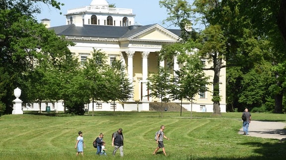 Das Schloss im Wörlitzer Park. In der zweiten Hälfte des 18. Jahrhunderts wurde der Park unter der Regentschaft von Fürst Leopold III. Friedrich Franz von Anhalt-Dessau (1740?1817) geschaffen. Er gehört zur UNESCO-Welterbestätte Dessau-Wörlitzer Gartenreich.