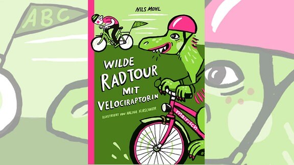 Ein grüner Drache mit Rosa-Helm fährt lachend Rad, im linken Bild-Hintergund ist ein Junge auf dem Rad zu sehen