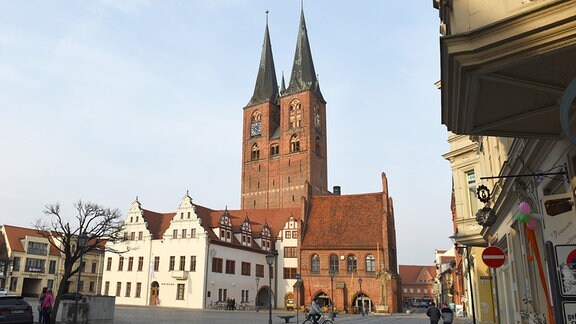 Der Markt mit der Kirche St. Marien, dem Rathaus (l) und dem Roland, in der Altstadt von Stendal.
