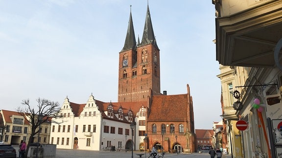 Der Markt mit der Kirche St. Marien, dem Rathaus und dem Roland in der Altstadt von Stendal