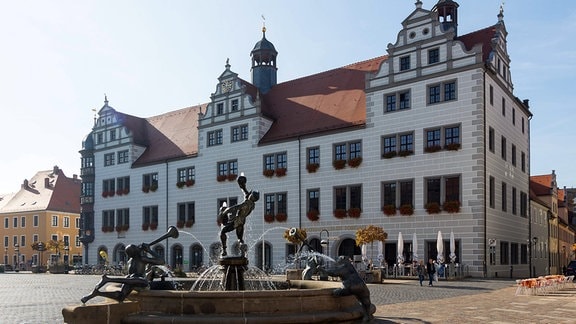 Springbrunnen auf dem Marktplatz vor dem Rathaus in Torgau.