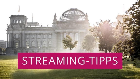 Der Reichstag zeichnet sich ab vor der aufgehenden Sonne in Berlin, daneben der Schriftzug Streaming-Tipps.