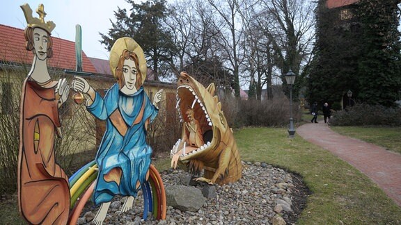 Figuren der Bilderhandschrift von Eike von Repgow stehen an der Dorfkirche in Reppichau