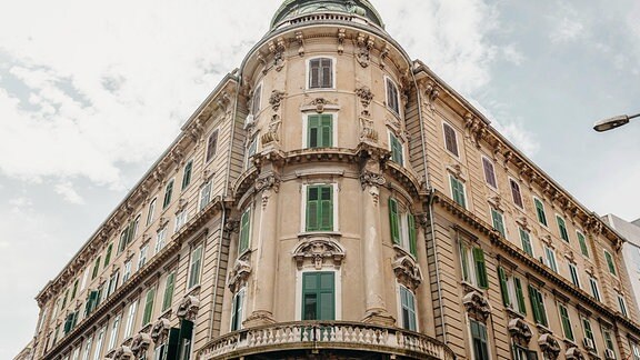 Ein rundes Eckgebäude in Rijeka. 