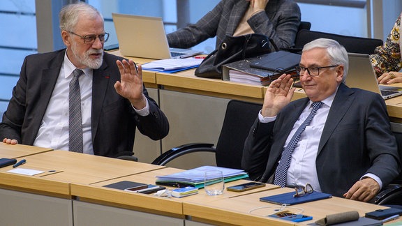Rainer Robra (l,CDU) Minister für Kultur des Landes Sachsen-Anhalt und Michael Richter (r, CDU) Minister für Finanzen des Landes Sachsen-Anhalt unterhalten sich an der Regierungsbank. 