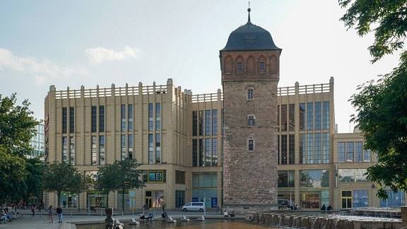 Der Rote Turm vor der Galerie 2020 in Chemnitz.