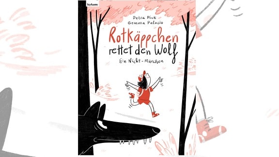 Ein schwarz gehaltener Wolfskopf schaut von links ins Bild und blickt auf ein Mädchen mit schwarzen Haaren, rotem Käppi und kurzen roten Hosen, das lächelnd durch einen angedeuteten Wald hüpft.