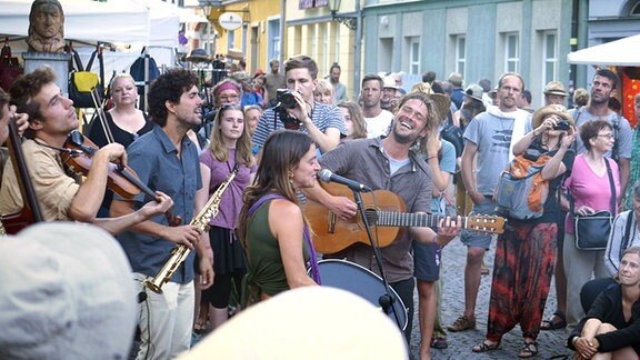 Musiker und Publikum auf einer Straße