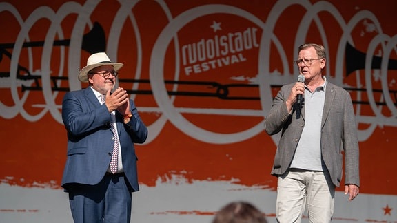 Thüringens Ministerpräsident Bodo Ramelow steht gemeinsam mit Bürgermeister Jörg Reichl auf der Bühne, um das Rudolstadt-Festival 2023 zu eröffnen.