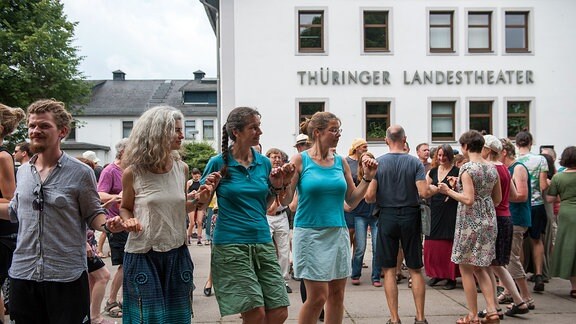 Tanzworkshop vorm Landestheater beim Rudolstadt-Festival