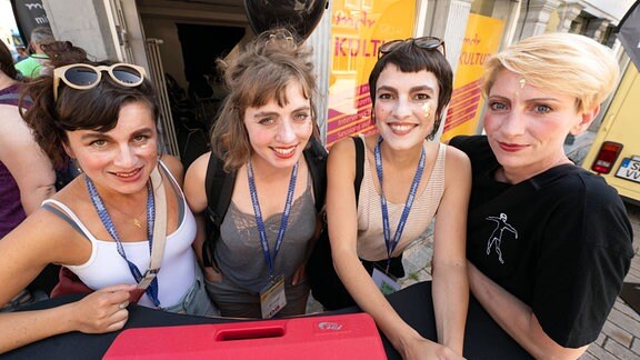 Vier junge Frauen stehen vor dem MDR KULTUR-Studio in Rudolstadt und lächeln in die Kamera.
