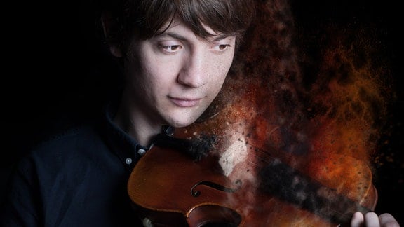 Musiker Ryan Young spielt Geige.
