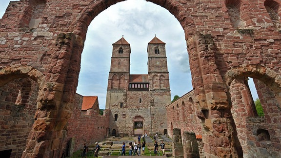 Im Hennebergischen Museum Kloster Veßra besichtigen Besucher 2010 die Ruine der Klosterkirche