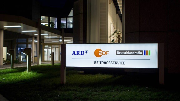 Schild vor dem Gebäude des Beitragsservice der öffentlich-rechtlichen Rundfunkanstalten von ARD, ZDF und Deutschlandradio auf dem Gelände der WDR-Studios und Köln-Bocklemünd