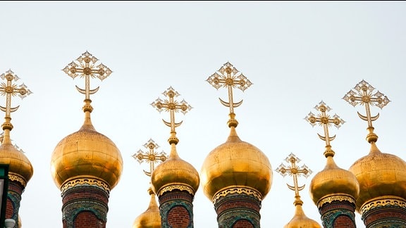Typische, vergoldete Türme mit Zwiebelhaube eines russisch-orthodoxen Kirchengebäudes.