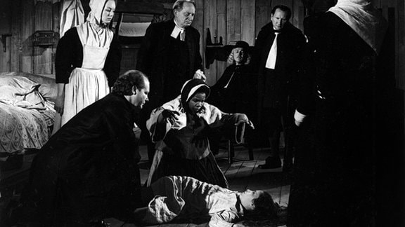 Die Sklavin Tituba (Darling Légitimus, Mi.) versucht Betty (Christiane Ferez, liegend), die Tochter des Priesters, zu beruhigen