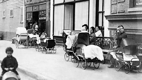 Die weltweit erste Klinik für Geburtenkontrolle und Familienplanung in der Amber-Street in Brooklyn/New York im Oktober 1916