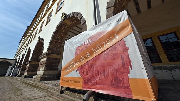 Die Baustellen-Ausstellung im Schloss Friedenstein wird ab dem 18. Juli zu sehen sein. Die Stiftung Thüringer Schlösser und Gärten saniert derzeit für rund 110 Millionen Euro das Schloss. Abgeschlossen ist bereits die Dachsanierung am Westflügel, für weitere Teilprojekte laufen Untersuchungen und Planungen.