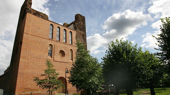 Die teilweise wieder aufgebaute Sankt-Laurentius-Kirche im altmärkischen Sandau