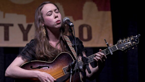 Sarah Jarosz bei einem Auftritt