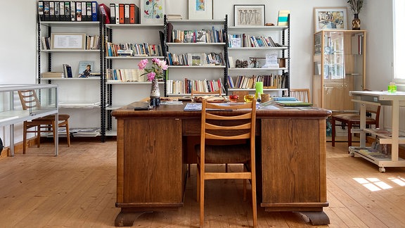 In der Bibliothek der Dichterstätte Sarah Kirsch sthet ein hölzerner Schreibtisch.