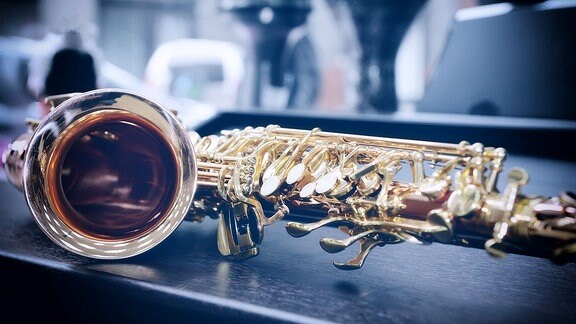 Ein Saxophon auf einem Tisch. 