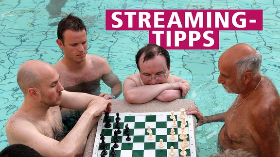 Männer spielen im Aussenbecken eines Thermalbades Schach. Auf mangentafarbenem Balken steht dr Schriftzug Streaming-Tipps.