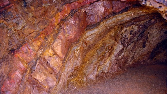 Bunte Kristalle und Gesteinsschichten im Schaubergwerk Büchenberg bei Elbingerode im Harz