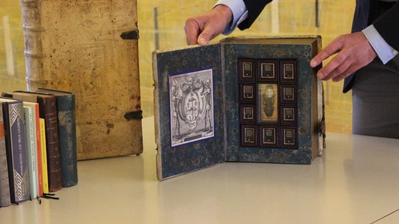 Ein sogenannten Scheinbuch der Klassikstiftung Weimar. Die Buchattrappe enthält eine Giftapotheke.