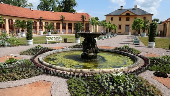 Delphinbrunnen vor der Orangerie des Schloss Belvedere in Weimar