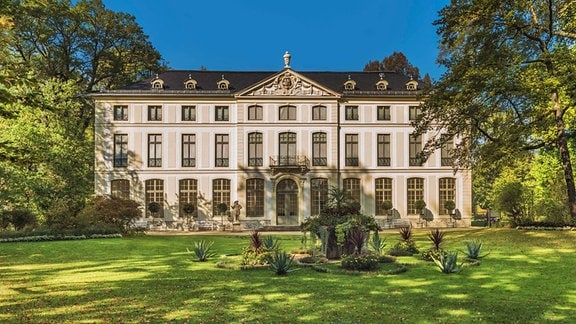 Das Sommerpalais Greiz: Ein Schloss umgeben von einem Park.