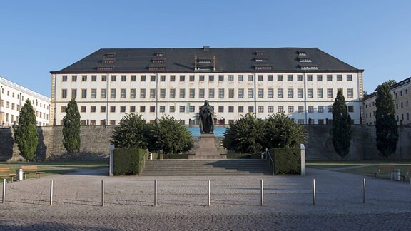 Blick auf auf Schloss Friedenstein mit dem Denkmal Herzog Ernst I. 