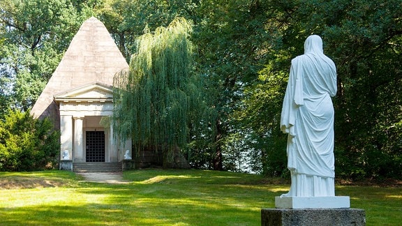 Statue der Vestalin gegenüber dem Mausoleum im Schlosspark von Schloss Machern.