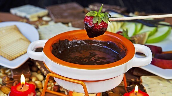 Schokoladenfondue mit Früchten und Keksen