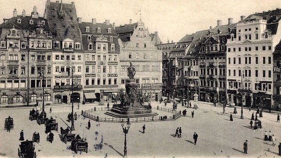 Der Marktplatz von Leipzig als Postkartenmotiv um etwa 1935 mit Siegesdenkmal