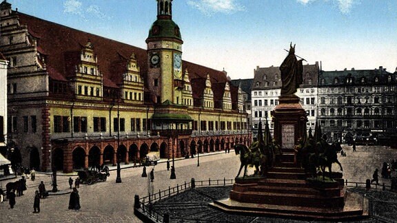 Altes Rathaus mit Siegesdenkmal und Arkaden in Leipzig