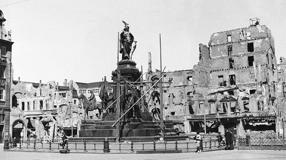 Siegesdenkmal vor der zerstörten Nordseite des Marktes in Leipzig