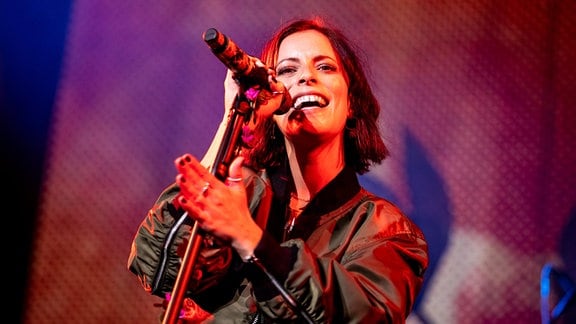 Silbermond (Stefanie Kloß) bei einem Konzert in der Hamburger Barclaycard Arena, 2020.