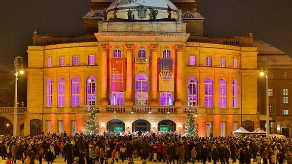 Weihnachtslieder singen in Chemnitz mit Blick auf die Oper