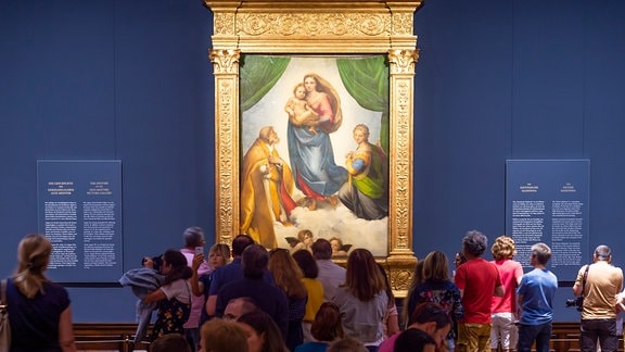 Zahlreiche Besucher betrachten das Werk «Sixtinische Madonna» von Raffael in der Ausstellung «Glanzlichter der Gemäldegalerie Alte Meister» im Semperbau.