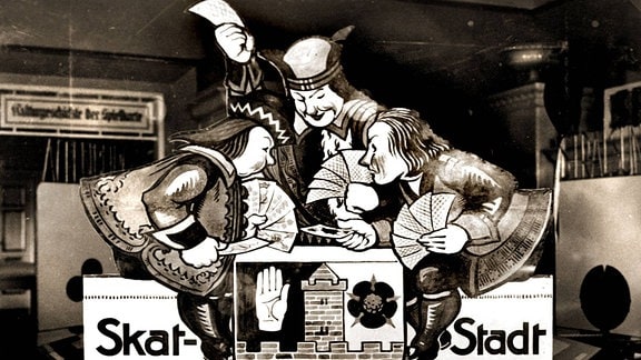 Historisches Foto zeigt ein Werbeplakat der Skat-Stadt Altenburg