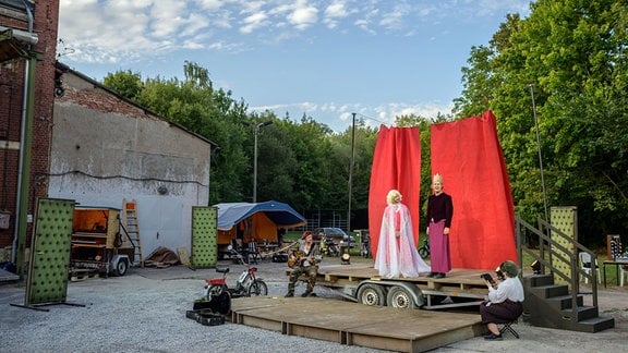 Auf einer improvisierten Bühne wird "Hamlet" gegebeben, das Sommertheater nimmt sich nicht ganz ernst: So wird die Königin von einem Mann dargestellt.