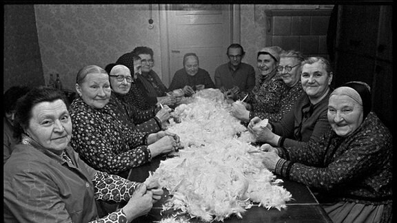 Symbolbild: Sorben - Sorbische alte Frauen beim Federschließen in Bergen/Hory 1985