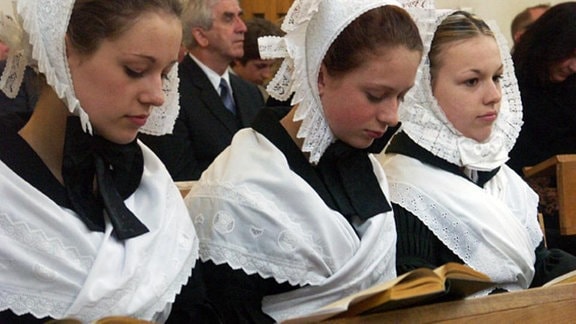 Sorbische junge Mädchen bei der Konfirmation in Bautzen/Budyšin 2004