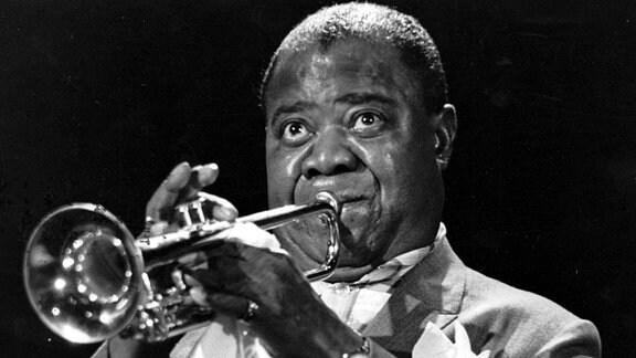 Louis Satchmo Armstrong spielt Trompete