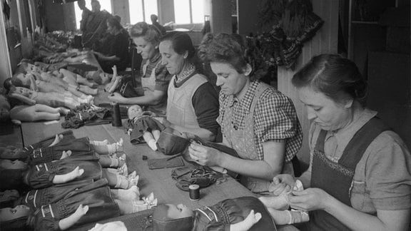 Arbeiterinnen der Spielzeugfabrik in Sonneberg in den beim Ankleiden von Puppen, ca. 1950