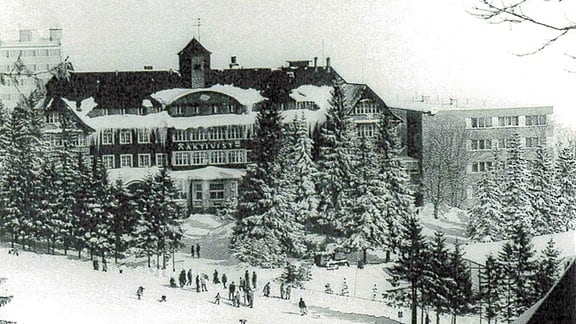 Das Sporthotel Oberwiesenthal historische Schwarzweiß-Aufnahme mit Schnee