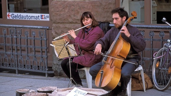 Straßenmusikanten auf der Weimarer Schillerstraße