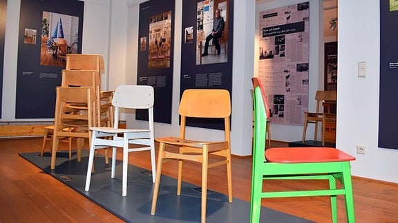 DDR-Küchenstühle in einer Ausstellung