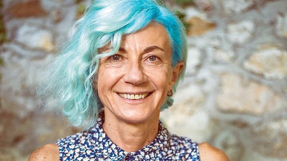 Die slowenische Autorin Suzana Tratnik, eine Frau mit hellblauen Haaren